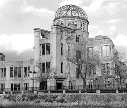 1967年、原爆ドーム原形保存に当社エポキシ樹脂製品のトーホーダイトで参画・施行した
